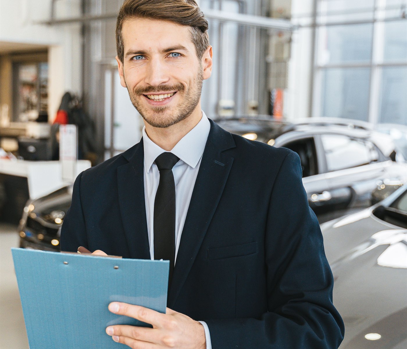 Pessoa avaliando um carro antes de comprar